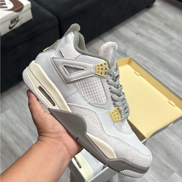 Nike Men´s Gray and Gold Sneakers